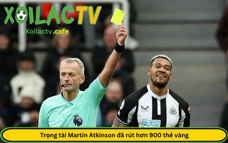 Trọng tài Martin Atkinson đã rút hơn 900 thẻ vàng